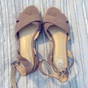 Vince Camuto sandals beige like new size 8